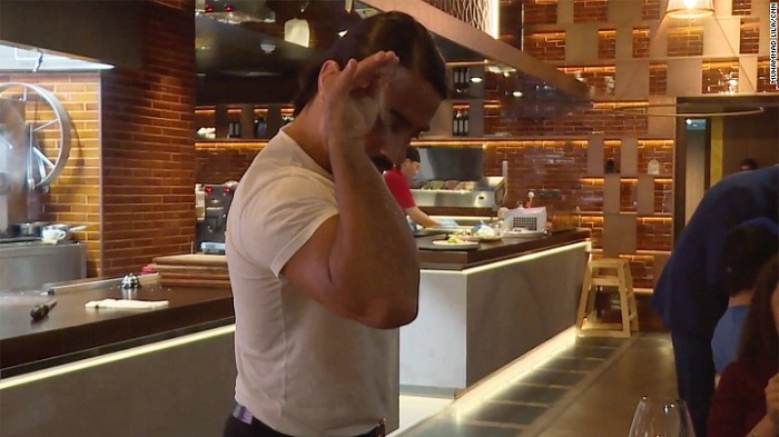 What`s the food like in Salt Bae`s Abu Dhabi restaurant? - VIDEO